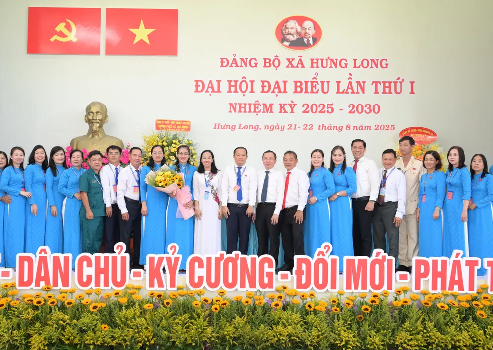 Đồng chí Võ Ngọc Thanh Trúc và Tổ công tác số 4, Ban Chỉ đạo Đại hội của Thành ủy TPHCM chúc mừng Ban Chấp hành Đảng bộ xã. Ảnh: VĂN MINH dsc-0271-9249-1418.jpeg