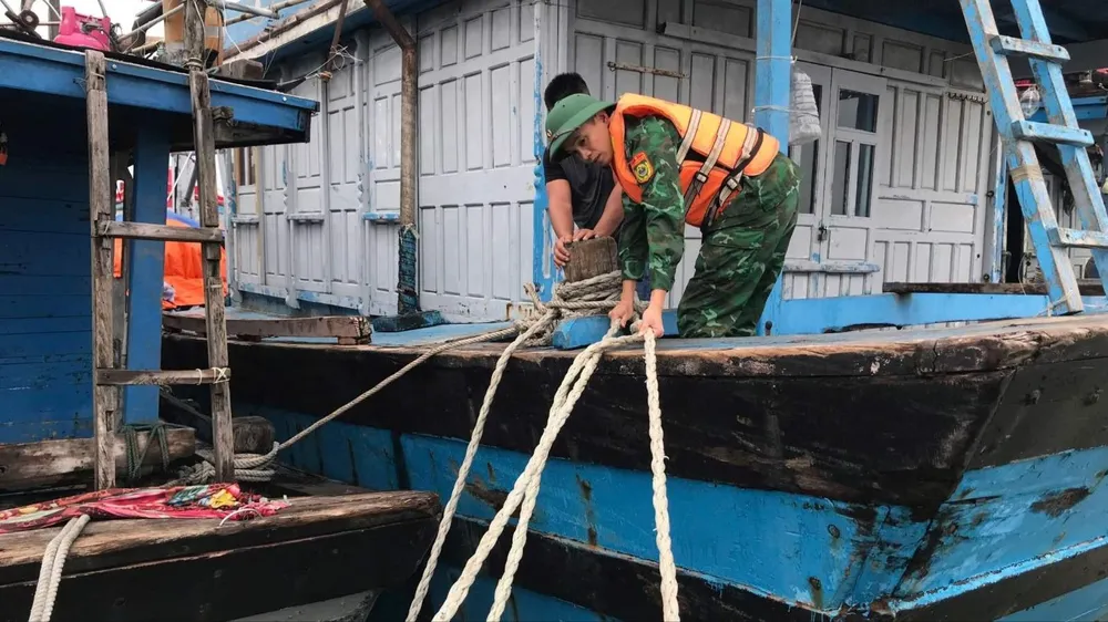 Bộ đội Biên phòng giúp ngư dân TP Huế neo đậu tàu thuyền tránh bão