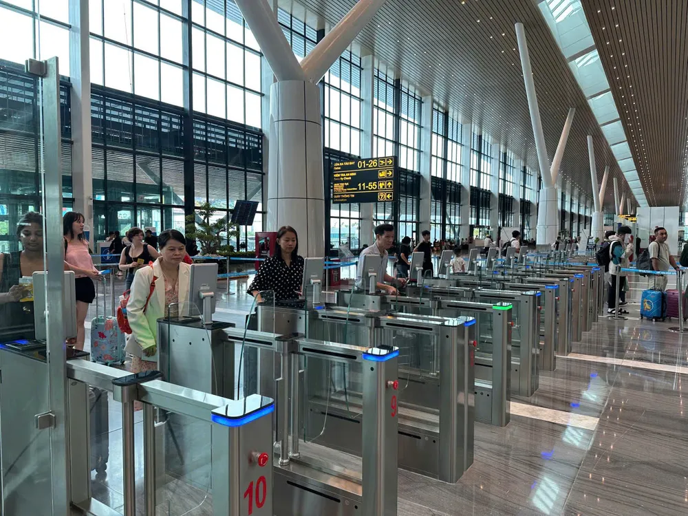Trung bình mỗi ngày, sân bay Tân Sơn Nhất dự kiến phục vụ khoảng 730 chuyến bay đi và đến gen-h-z6935791120396_1dd8205857e98f559fef5d60aac30b6d.jpg