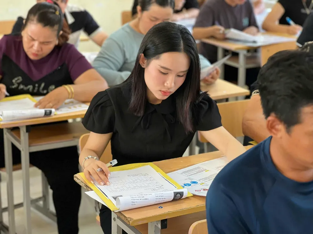 Các thí sinh tham gia phần thi lý thuyết gen-h-z6936134074781_da4ee2453d9f637f448b3ce4add80e35.jpg