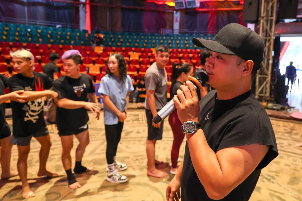 Artist Nguyen Quoc Cong directs actors in practice CN3 tro chuyen.jpg