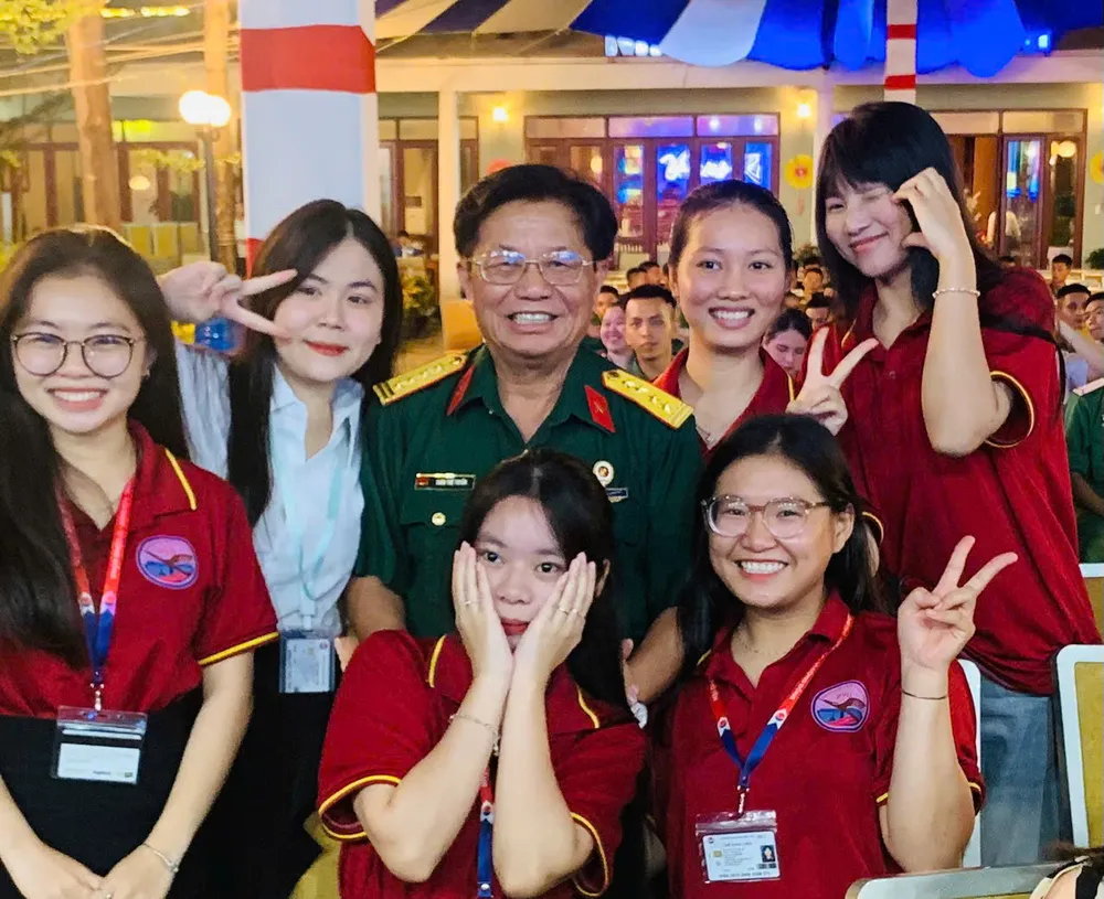 Tác giả cùng các em sinh viên Đại học Phú Yên tại đêm thơ CN4 ghi chep.jpg