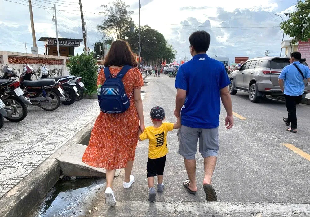 Hạnh phúc của con là lớn lên trong sự che chở của cha mẹ. Ảnh: THU HƯỜNG CN4 mai am.jpg