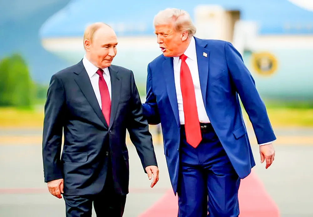 Tổng thống Mỹ Donald Trump và Tổng thống Nga Vladimir Putin tại cuộc gặp thượng đỉnh ở Alaska, Mỹ ngày 16-8. Ảnh: GETTY IMAGES CN8a.jpg