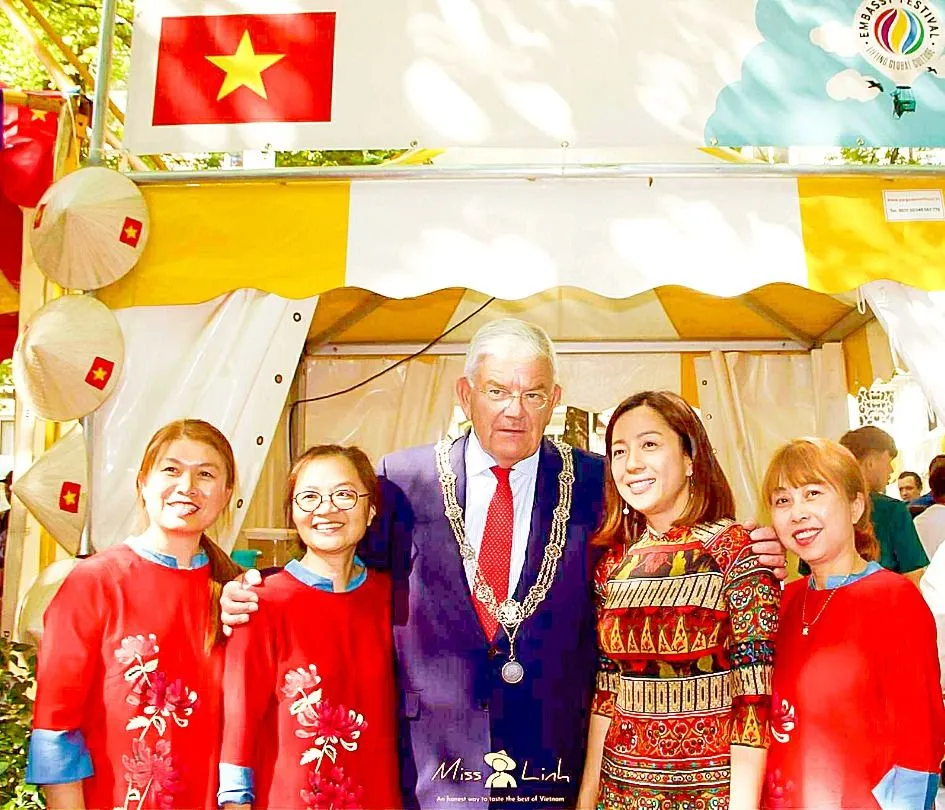 Chị Võ Thị Ngọc Diệp (thứ hai từ phải sang) và chị Ngô Lê Diễm Lệ (bìa trái) cùng Thị trưởng TP La Haye, Hà Lan tại Lễ hội Đoàn ngoại giao năm 2024. Ảnh: NVCC CN8c.jpg