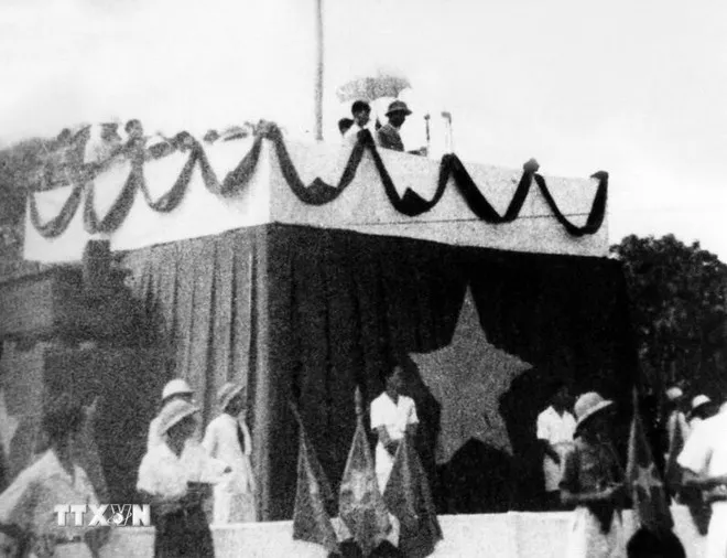 Sáng 2-9-1945, tại Quảng trường Ba Đình lịch sử, Chủ tịch Hồ Chí Minh đọc Tuyên ngôn Độc lập, khai sinh nước Việt Nam Dân chủ Cộng hòa. Người cũng là kiến trúc sư của nền ngoại giao Việt Nam hiện đại, là người Thầy lớn của các thế hệ cán bộ ngoại giao. Ảnh: TTXVN Sáng 2-9-1945, tại Quảng trường Ba Đình lịch sử, Chủ tịch Hồ Chí Minh đọc Tuyên ngôn Độc lập, khai sinh nước Việt Nam Dân chủ Cộng hòa. Người cũng là kiến trúc sư của nền ngoại giao Việt Nam hiện đại, là người Thầy lớn của các thế hệ cán bộ ngoại giao. Ảnh: TTXVN