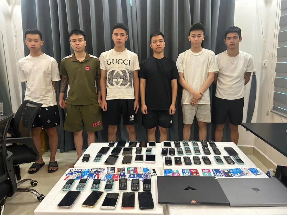 Các đối tượng tại cơ quan điều tra. Ảnh: CACC vay1-915-9223.jpg