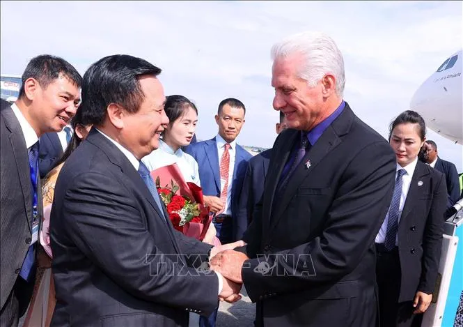 Ủy viên Bộ Chính trị, Giám đốc Học viện Chính trị Quốc gia Hồ Chí Minh, Chủ tịch Hội đồng Lý luận Trung ương Nguyễn Xuân Thắng chào mừng Bí thư Thứ nhất, Chủ tịch Miguel Díaz-Canel Bermúdez đến Việt Nam. Ảnh: TTXVN 1000008259-1264-7559.jpg