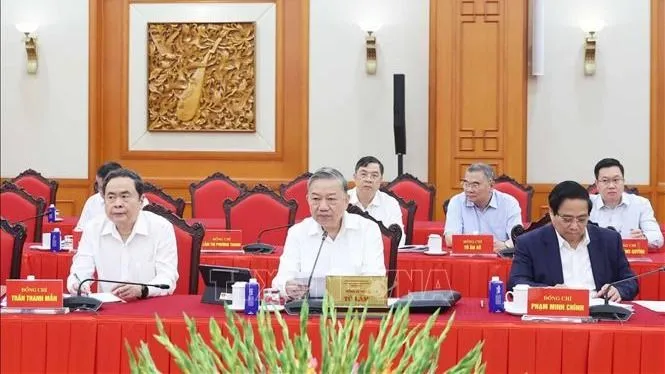 Tổng Bí thư Tô Lâm chủ trì cuộc làm việc của Bộ Chính trị với Ban Thường vụ Đảng ủy MTTQ, các đoàn thể Trung ương. Ảnh: TTXVN Anh Bo Chinh tri lam viec voi MTTQ Viet Nam - TTXVN.jpg