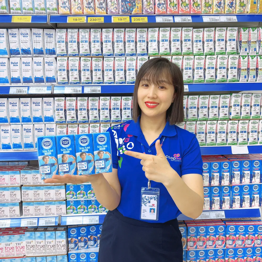 Hệ thống 130 siêu thị Co.opmart và Co.opXtra trên toàn quốc sẽ đồng loạt triển khai chương trình trao tặng hơn 10.000 hộp sữa Dutch Lady 180ml miễn phí hinh-22-vao-ngay-59-cac-ban-hoc-sinh-khi-den-sieu-thi-coopmart-se-duoc-tang-1-hop-sua-dutch-ladyjpg-9401-9200.jpg