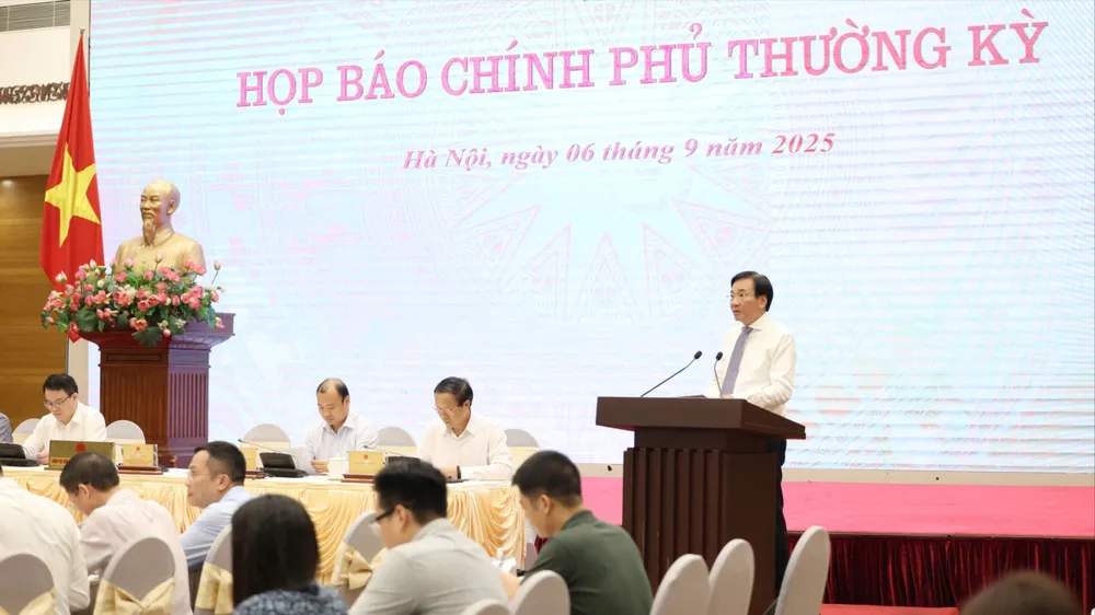Bộ trưởng, Chủ nhiệm VPCP Trần Văn Sơn chủ trì và phát biểu tại cuộc họp báo Chính phủ thường kỳ, chiều 6-9. Ảnh: QUANG PHÚC