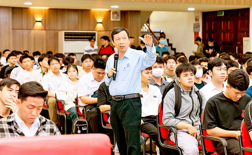 Tân sinh viên Trường ĐH Sư phạm Kỹ thuật TPHCM dự buổi sinh hoạt đầu khóa. Ảnh: THANH HÙNG H1g.jpg