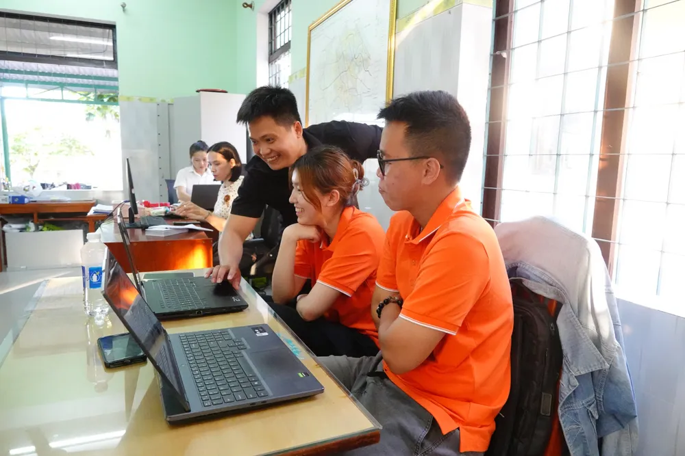 Sinh viên ngành Công nghệ thông tin - Trường Đại học FPT hỗ trợ xử lý văn bản tại văn phòng UBND phường Điện Bàn Đông (TP Đà Nẵng). Ảnh: XUÂN QUỲNH H3b.jpg