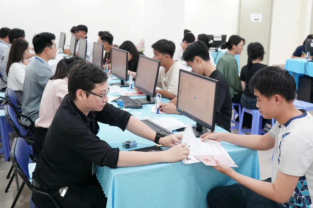 Tân sinh viên làm thủ tục nhập học tại Trường ĐH Sài Gòn, Ảnh: HOÀNG HÙNG H4d.jpg