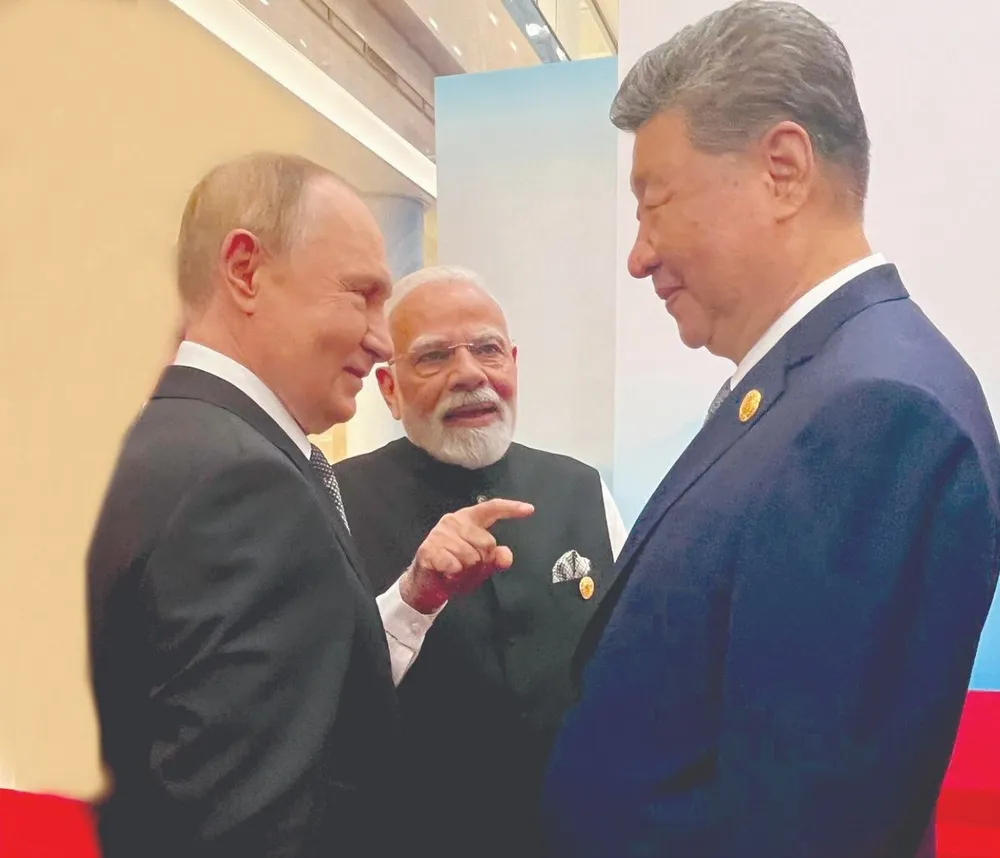 Tổng thống Nga Vladimir Putin, Thủ tướng Ấn Độ Narendra Modi và Chủ tịch Trung Quốc Tập Cận Bình (trái qua phải). Ảnh: The Hindu H8c.jpg
