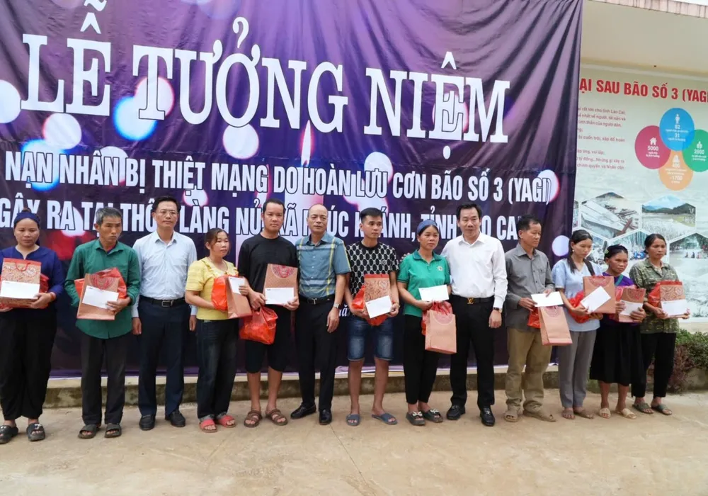 Chính quyền địa phương tặng quà đến các gia đình có người thiệt mạng trong trận lũ quét img-1757471522579-1757473599630-5568-4105.jpg