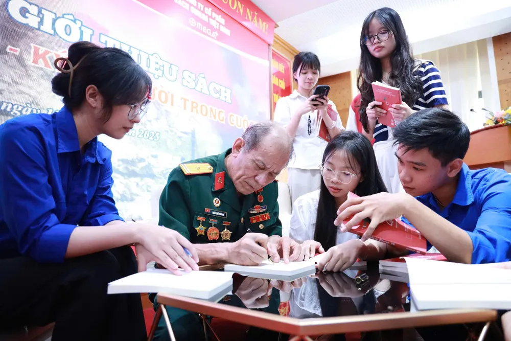 មិត្តអ្នកអានវ័យក្មេងសុំសំបុត្ររបស់អតីតយុទ្ធជន Dao Chi Thanh ដែលជាតួអង្គសំខាន់ក្នុងសៀវភៅ 25a7799c-32af-4690-b304-3a90cbc343be-4902-4957.jpg