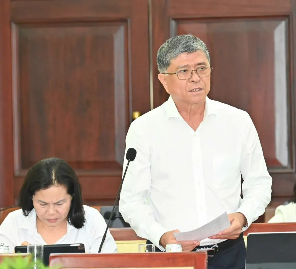 Giám đốc Sở GD-ĐT TPHCM Nguyễn Văn Hiếu trả lời Bí thư Thành ủy TPHCM Trần Lưu Quang về dạy học ngày thứ bảy. Ảnh: VIỆT DŨNG 9356387660c7eb99b2d6.jpg