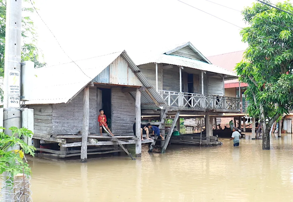 ផ្ទះជាច្រើននៅក្នុងឃុំ Ia Hiao ខេត្ត Gia Lai ត្រូវបានសាងសង់នៅតំបន់ទំនាបដែលតែងតែលិចលង់។ មនុស្សចង់ផ្លាស់ទីលំនៅឋានដើម្បីរក្សាលំនឹងជីវិត។ រូបថត៖ PVP 7928.jpg