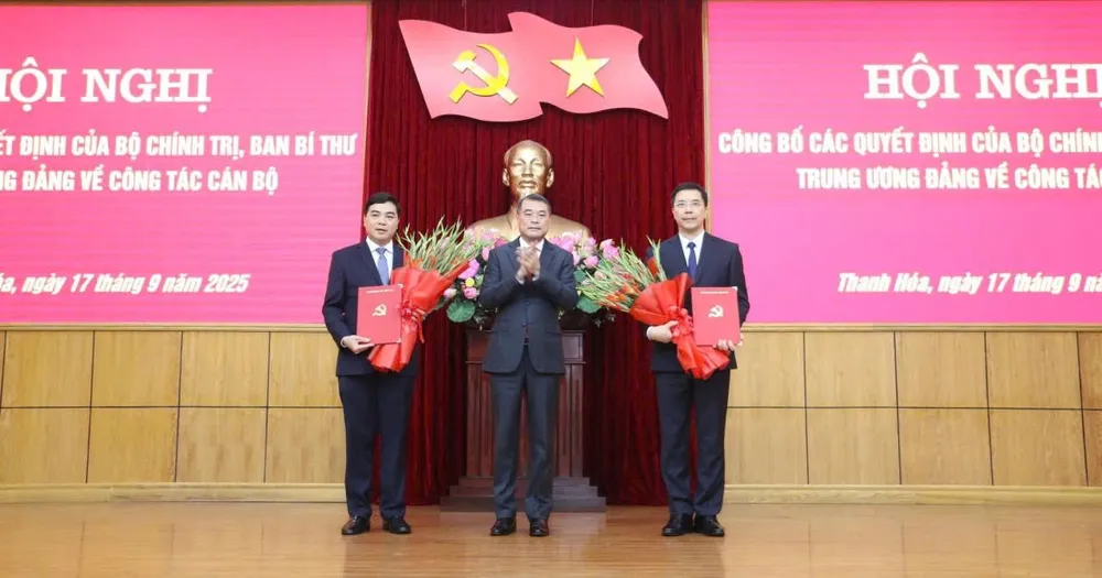 Trưởng Ban Tổ chức Trung ương Lê Minh Hưng trao quyết định của Bộ Chính trị, Ban Bí thư cho đồng chí Nguyễn Hoài Anh và đồng chí Nguyễn Hồng Phong trao-2-5083-5313.jpg
