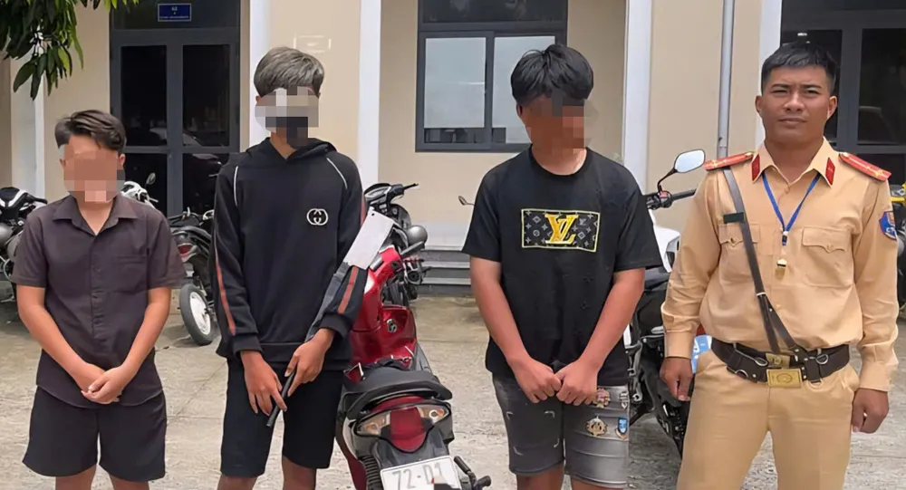 Các thiếu niên được Đội CSGT số 2 bàn giao cho Công an phường Bà Rịa xử lý theo quy định HS 1.jpg