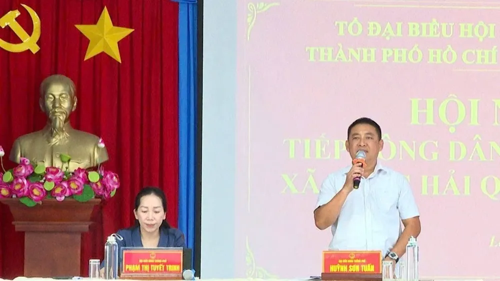 Ông Huỳnh Sơn Tuấn, Thành ủy viên, Bí thư Đảng ủy, Chủ tịch HĐND xã Long Hải, Tổ trưởng tổ đại biểu số 36, HĐND TPHCM phát biểu tại buổi tiếp công dân quý 3-2025 tại xã Long Hải