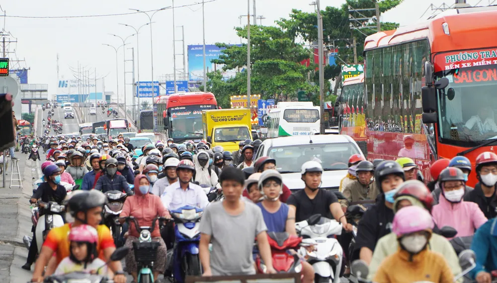 Kẹt xe trên quốc lộ 1A hướng từ đường Nguyễn Văn Linh về cầu Bình Điền. Ảnh: QUỐC HÙNG 1.jpg
