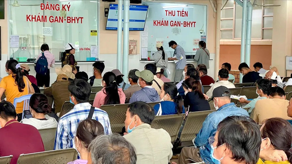 Rất nhiều bệnh nhân chờ đợi đăng ký khám chữa bệnh tại Bệnh viện Bệnh nhiệt đới TPHCM. Ảnh: HOÀNG HÙNG T4b.jpg