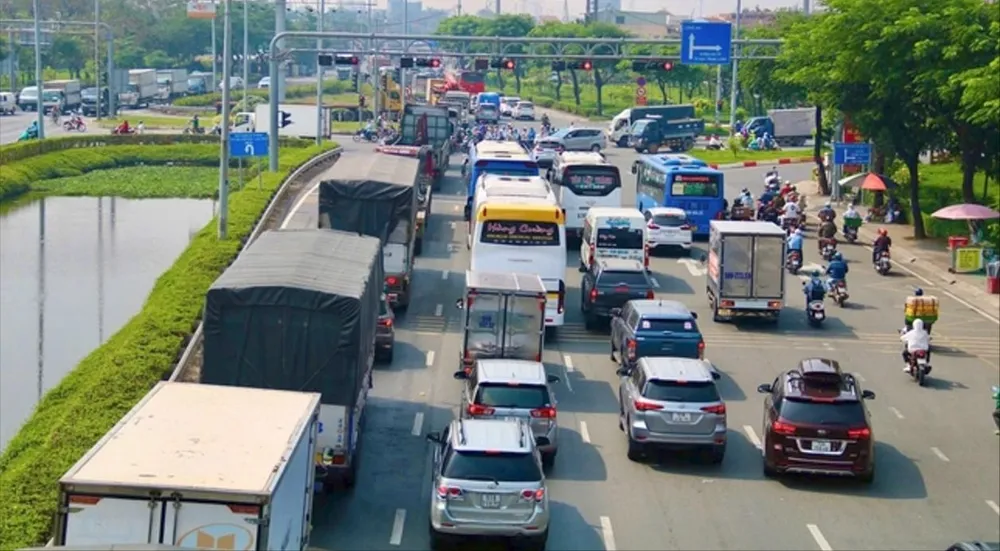 Phương tiện nối đuôi nhau trên đường An Dương Vương, đoạn gần Bến xe miền Tây T5A.jpg