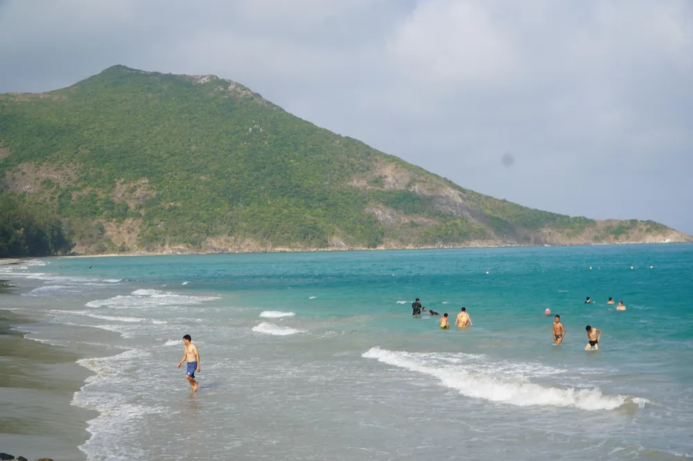 Biển Côn Đảo có nhiều bãi tắm hoang sơ được du khách trong, ngoài nước ưa thích Biển Côn Đảo có nhiều bãi tắm hoang sơ được du khách trong, ngoài nước ưa thích.jpg
