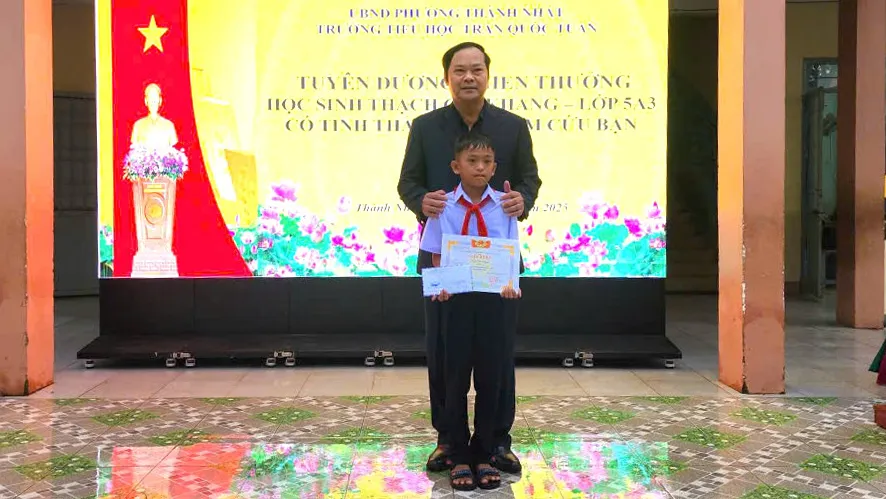 Hiệu trưởng Trường Tiểu học Trần Quốc Tuấn tuyên dương tinh thần dũng cảm của em Khang z7037001691409-2a73667c78d77d2bbb31a67eccdde4fe-6721-1364.jpg