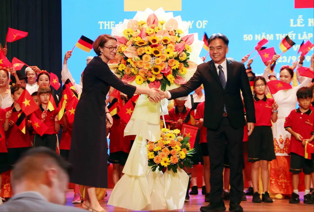 Phó Chủ tịch UBND TPHCM Nguyễn Lộc Hà và Tổng lãnh sự Đức tại TPHCM Andrea Maria Sühl. Ảnh: XUÂN KHU 1000006083-5342-5815.jpg
