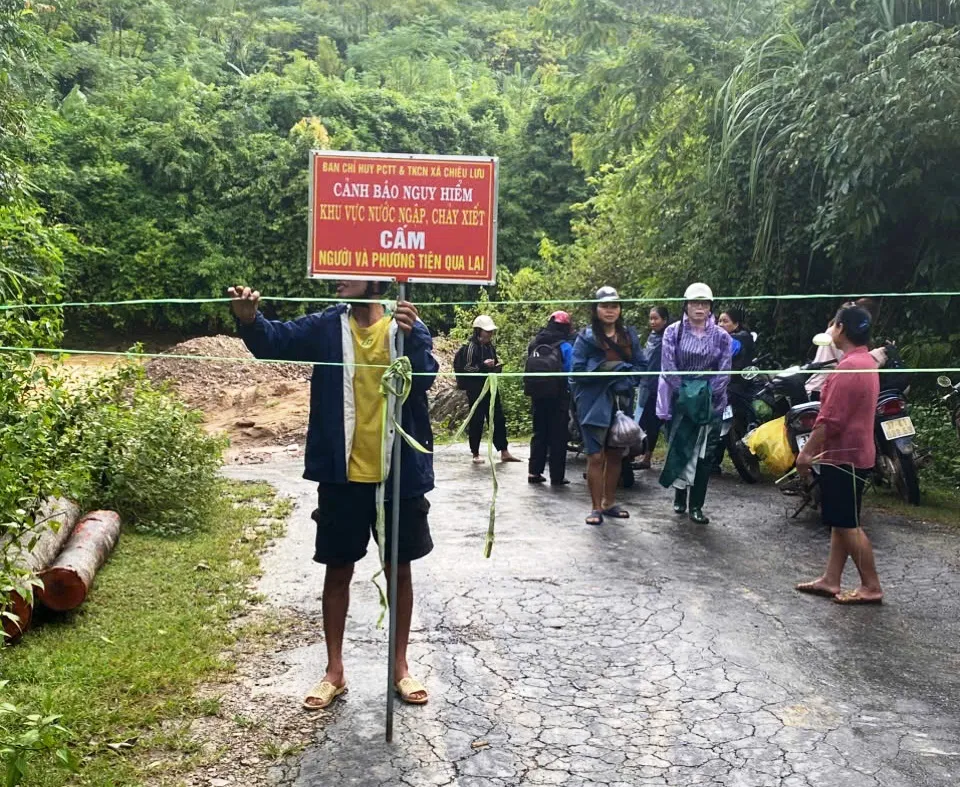 Nước cầu tràn dâng cao, gần 500 hộ dân của 6 bản xã Chiêu Lưu bị chia cắt 2.jpg