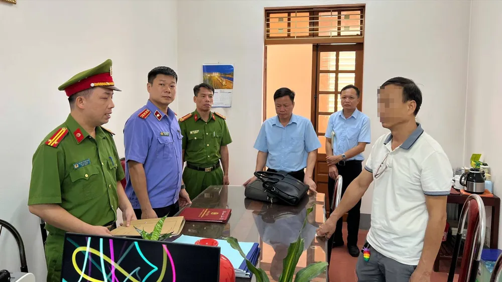Công an tỉnh Lào Cai thi hành các biện pháp tố tụng đối với ông Lê Minh Thái (áo phông trắng). Ảnh: CÔNG AN LÀO CAI 1.jpg