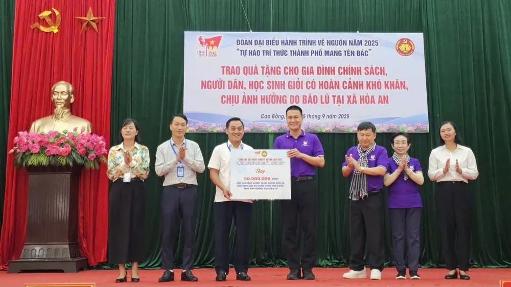 Đồng chí Nguyễn Việt Long, Phó Trưởng Ban Tuyên giáo và Dân vận Thành ủy TPHCM trao bảng tượng trưng quà tặng của đội ngũ trí thức thành phố trao tặng xã Hòa An, tỉnh Cao Bằng