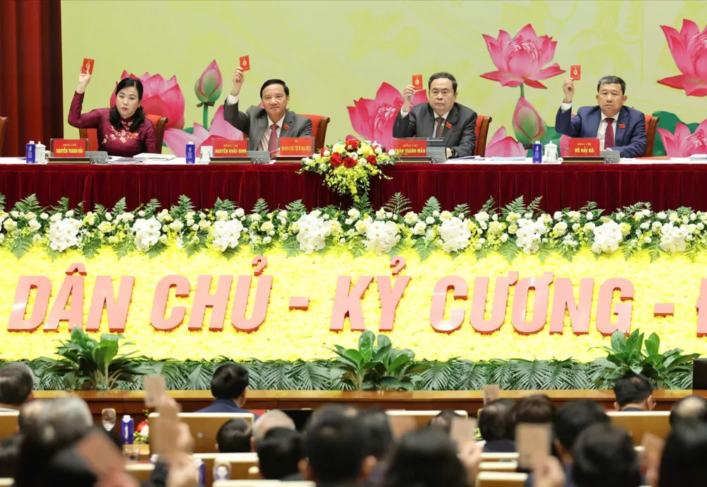 Chủ tịch Quốc hội Trần Thanh Mẫn và Đoàn chủ tịch đại hội biểu quyết thông qua nghị quyết đại hội. Ảnh: QUANG PHÚC 2-2640-6265.jpg