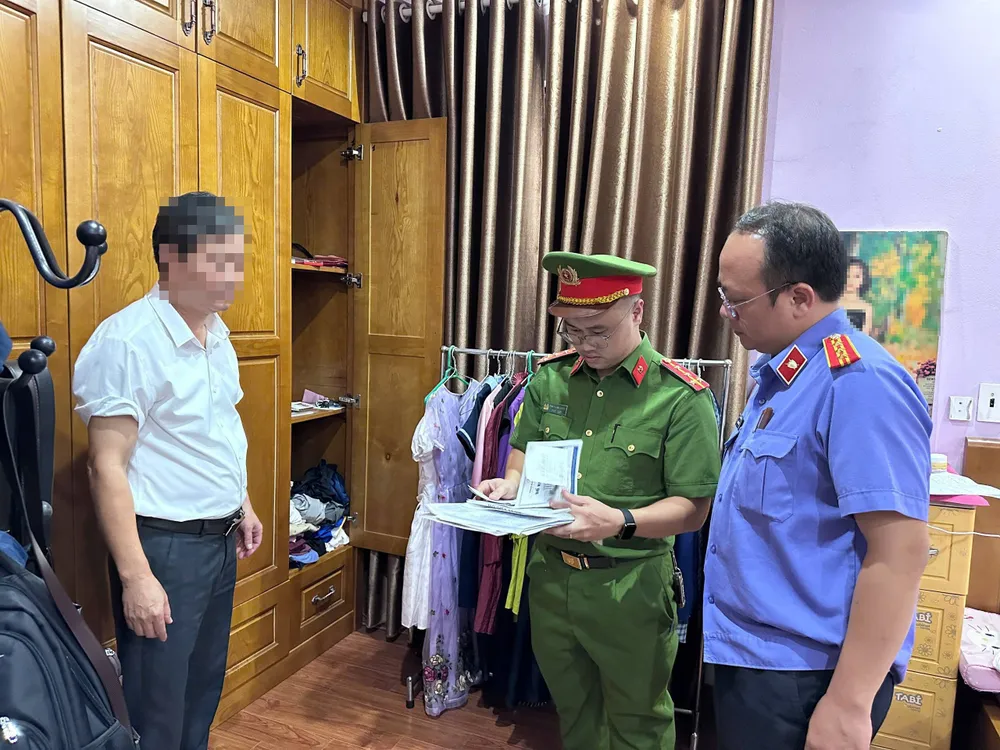 Cơ quan Cảnh sát điều tra thi hành Lệnh khám xét nơi ở của đối tượng Nguyễn Văn Cường. Ảnh: CÔNG AN LÀO CAI 2.jpg