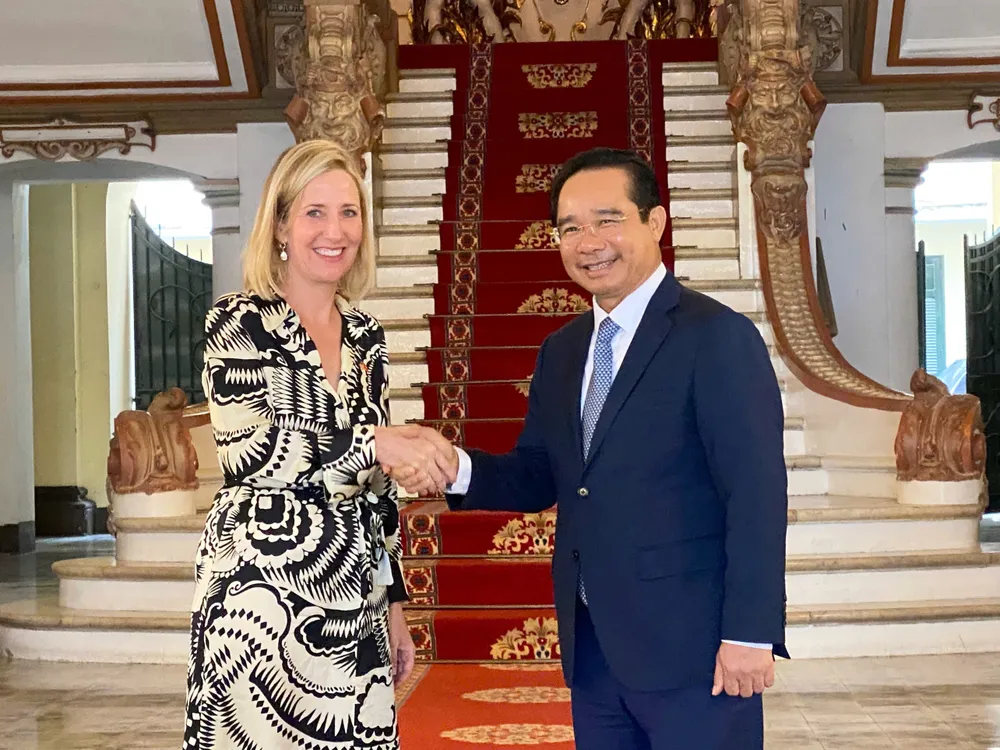 Chủ tịch UBND TPHCM Nguyễn Văn Được và bà Melissa A. Brown, Tân Tổng Lãnh sự Hoa Kỳ tại TPHCM. Ảnh: XUÂN HẠNH z7049039141546-6fbb304c9933863d822a015f04ca43e4-6229-3311.jpg