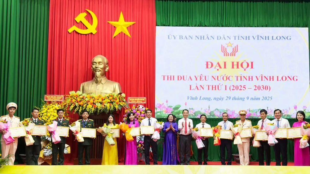 Tặng bằng khen đến các tập thể, cá nhân xuất sắc 