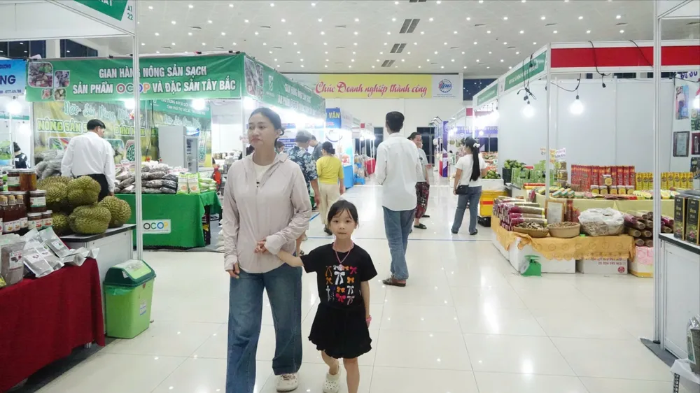 Người dân tham dự hội chợ. Ảnh: XUÂN QUỲNH 