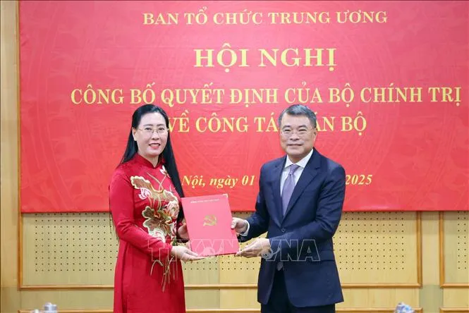 Đồng chí Lê Minh Hưng, Ủy viên Bộ Chính trị, Bí thư Trung ương Đảng, Trưởng ban Tổ chức Trung ương trao Quyết định của Bộ Chính trị về việc phân công, bổ nhiệm đồng chí Bùi Thị Quỳnh Vân giữ chức Phó Trưởng Ban Tổ chức Trung ương. Ảnh: TTXVN anh-hn-ban-tctw-ttxvn-4530-4145.jpg