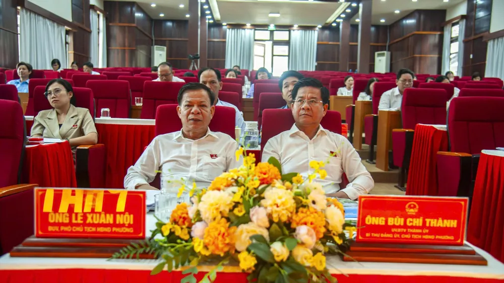 Đồng chí Bùi Chí Thành (bên phải), Ủy viên Ban thường vụ Thành ủy, Bí thư Đảng ủy phường, Chủ tịch HĐND phường Phú Mỹ dự và chủ trì hội nghị ông thanh 2.jpg
