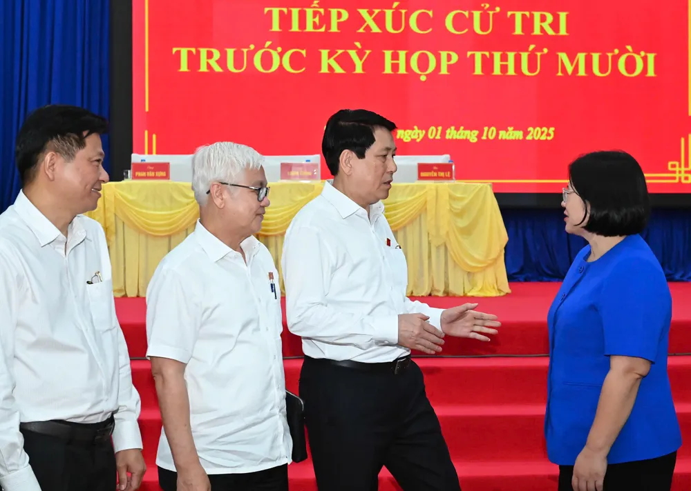 Chủ tịch nước Lương Cường trao đổi cùng Phó Bí thư Thành ủy TPHCM Văn Thị Bạch Tuyết tại buổi tiếp xúc cử tri. Ảnh: VIỆT DŨNG z7070421991459-78b608af1771c49747812d59c8d2ed2c-8552-3883.jpg