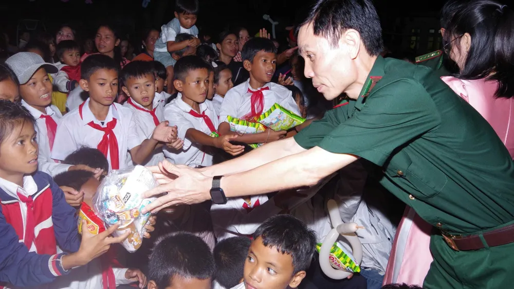 Thiếu nhi hai nước Việt Nam – Lào nhận những món quà ý nghĩa từ ban tổ chức 1000027821.jpg