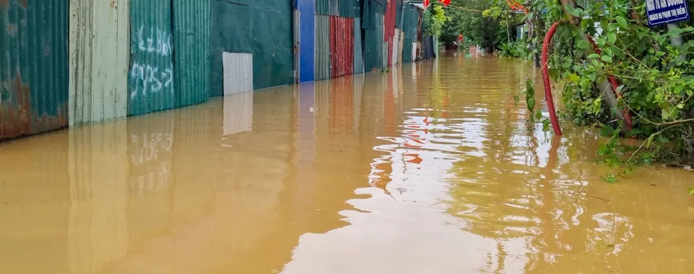Một khu nhà xưởng ven sông Hồng trên địa bàn phường Hồng Hà bị ngập nặng do nước sông dâng cao 3-3823-9454.jpg