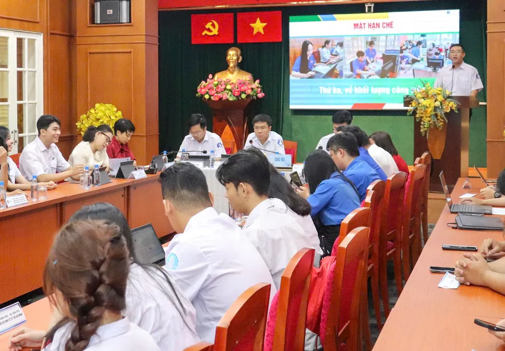 Quang cảnh tọa đàm, sáng 4-10 z7080277034131-7e1eb2486e1c42250c07395c042f0833-4123-4454.jpg