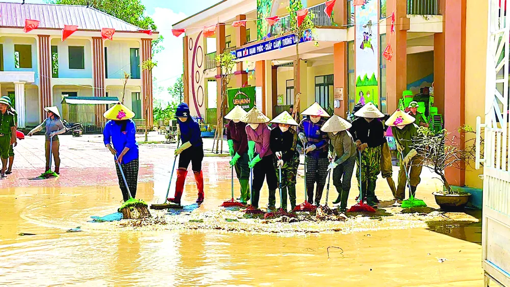 Sprzątanie szkół po burzy nr 10 w prowincji Ha Tinh. Zdjęcie: Duong Quang - Duy Cuong CN1f.jpg