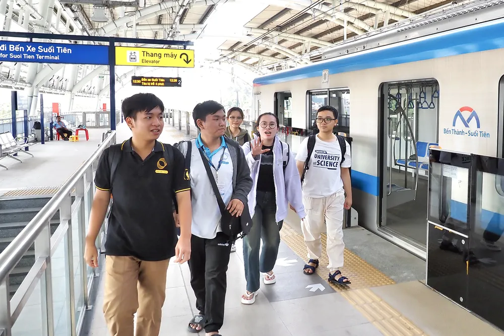 Sinh viên Đại học Quốc gia TPHCM đi metro vào trung tâm thành phố và ngược lại. Ảnh: HOÀNG HÙNG CN4 Bai 2.jpg