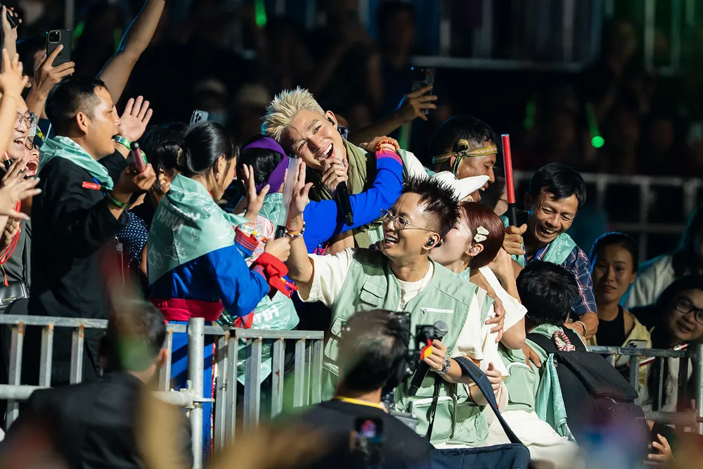 Nghệ sĩ giao lưu với khán giả trong concert Anh trai vượt ngàn chông gai CN4 tieu diem.jpg