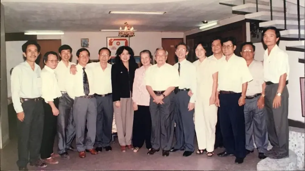 Nhà thơ Tố Hữu cùng phu nhân - bà Vũ Thị Thanh, đến thăm Báo SGGP nhân dịp đầu năm 1998. Ảnh: TƯ LIỆU CN5 A.jpg